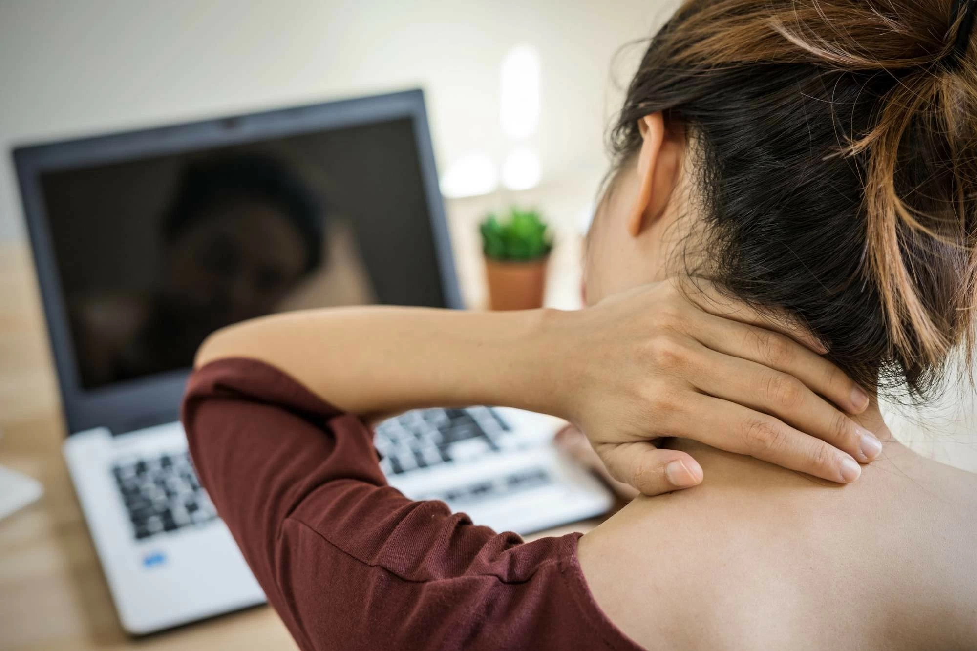 Mỏi Vai Cứng Cổ Sau Giờ Làm Việc? Giải Pháp Chăm Sóc Tại Inomas